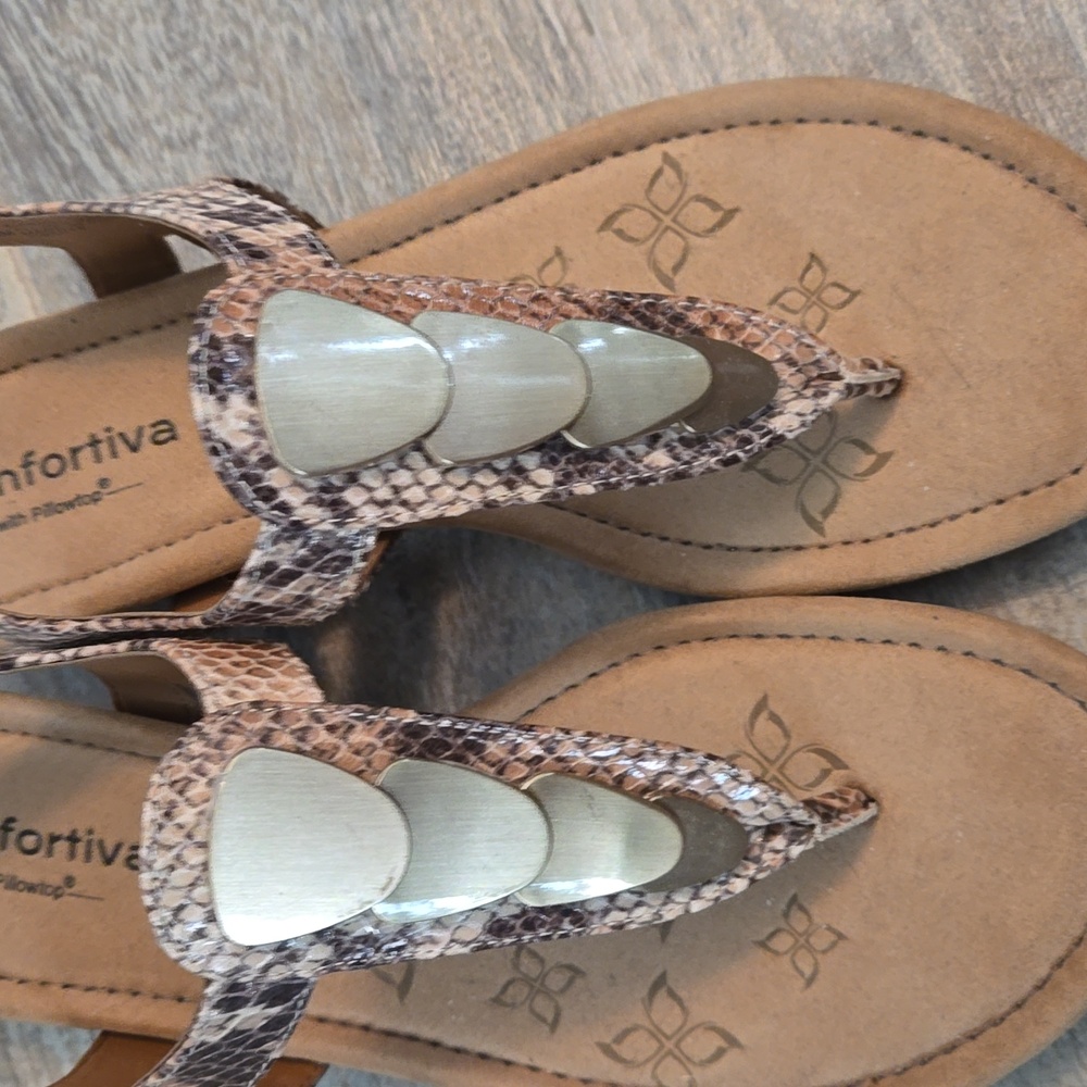 Comfortiva Snakeskin Print Sandal With Gold Front T-Strap Size 7.5 - Picture 2 of 7